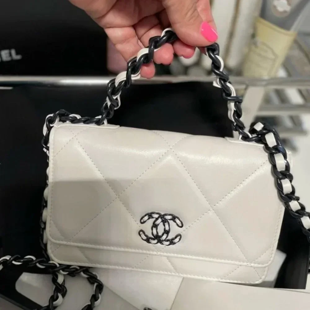 CHANEL 19 WALLET ON CHAIN in white and black - Picture 4 of 11